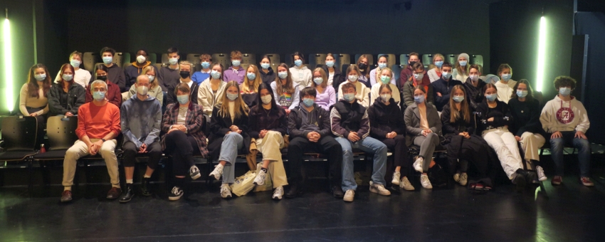 Schüler:innen der J1 und J2 im Stück &quot;All das Schöne&quot;