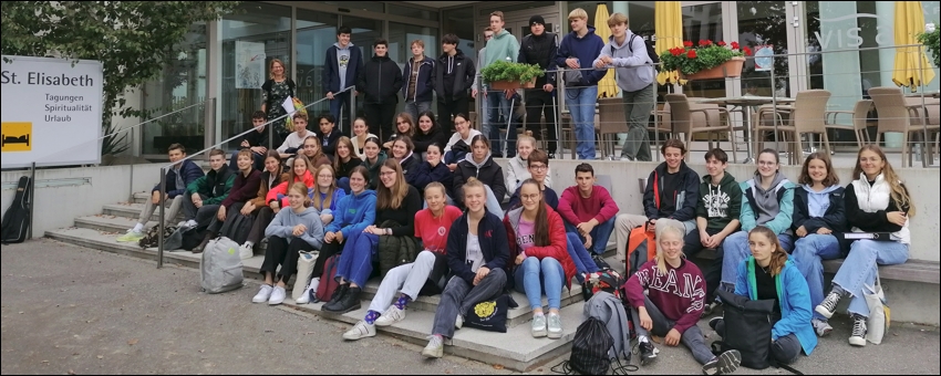 Religionskurse besuchen das Kloster Hegne