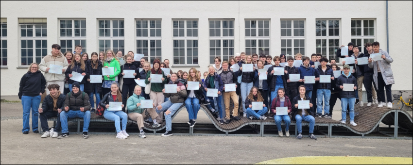Schüler:innen der Klasse 11 erhalten ihre DELF-Zertifikate